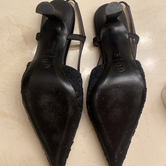 CHANEL SIZE 38C black lace sling back heels CC gold medallion vintage - Picture 7 of 9
